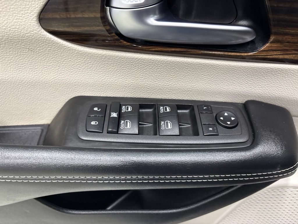 Used 2022 Chrysler Pacifica Limited AWD/4WD image 15