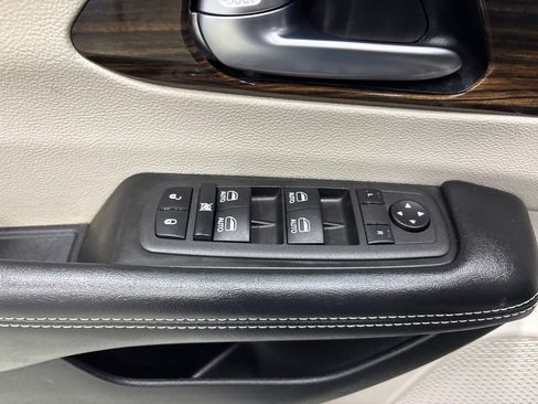 Used 2022 Chrysler Pacifica Limited AWD/4WD image 15