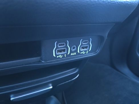 Used 2025 Chrysler Pacifica Select image 55