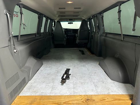 Used 2018 Chevrolet Express 3500 LT w/ LT Preferred Equipment Group RWD image 6