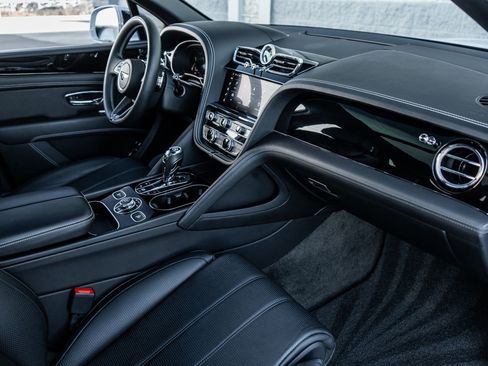 Certified 2022 Bentley Bentayga V8 image 2