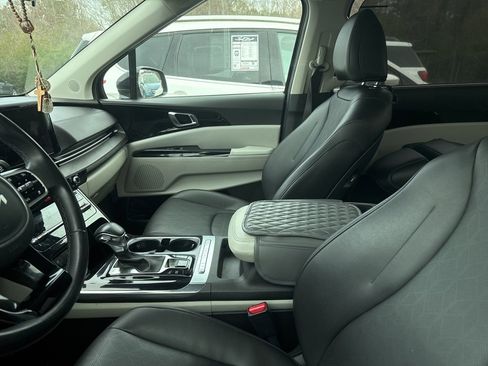 Used 2022 Kia Carnival EX image 8