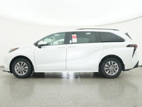 New 2026 Toyota Sienna XLE image 16