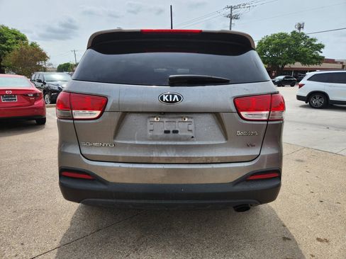 Used 2018 Kia Sorento LX image 4