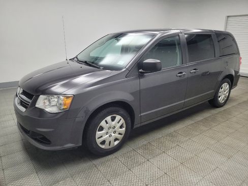 Used 2018 Dodge Grand Caravan SE w/ UConnect Hands-Free Group FWD image 2