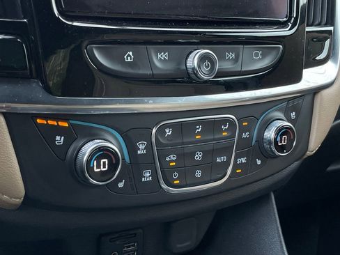 Used 2023 Chevrolet Traverse Premier FWD image 19