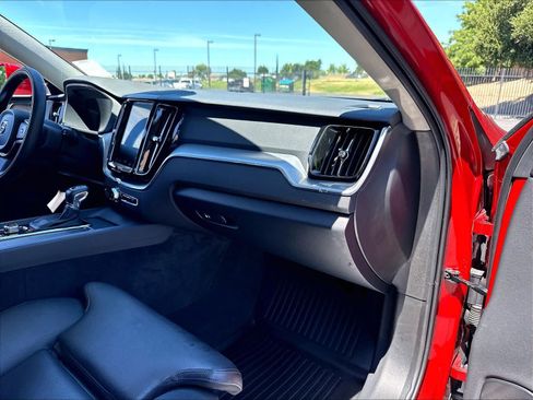 Used 2019 Volvo XC60 T5 Momentum w/ Multimedia Package AWD/4WD image 19