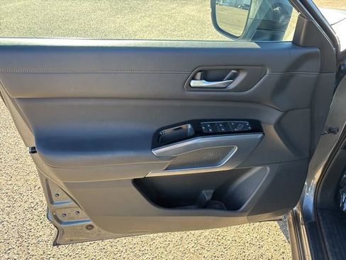 Used 2025 Nissan Pathfinder SL image 12