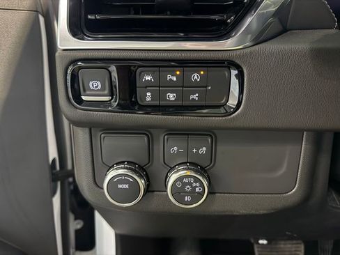 Used 2025 GMC Yukon Denali RWD image 26