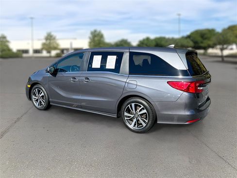 Used 2024 Honda Odyssey Touring image 3