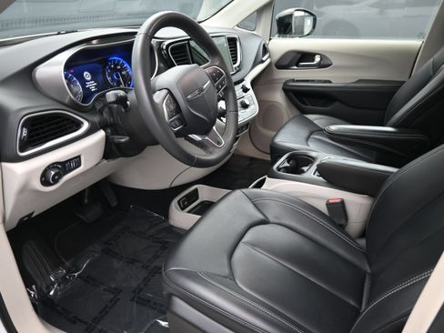 Used 2024 Chrysler Pacifica Touring-L FWD image 10