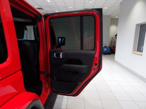 Used 2022 Jeep Wrangler Unlimited Rubicon w/ Trailer Tow Package AWD/4WD image 26