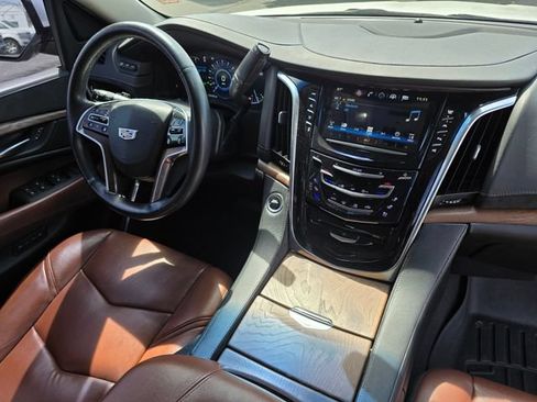 Used 2017 Cadillac Escalade ESV Premium Luxury AWD/4WD image 11