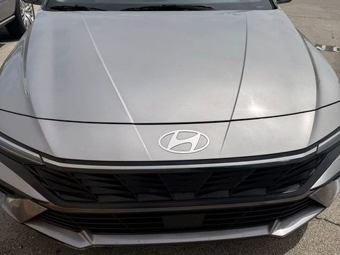 Used 2025 Hyundai Elantra Limited image 2