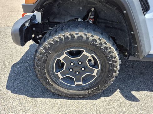 Used 2023 Jeep Gladiator Mojave AWD/4WD image 24