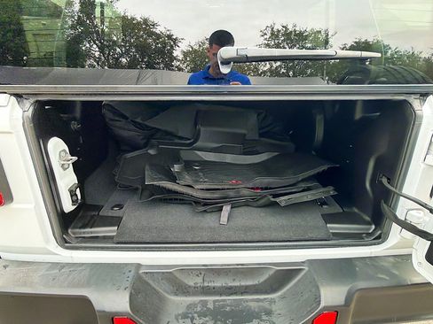 Used 2022 Jeep Wrangler Unlimited Sahara w/ Cold Weather Group image 27