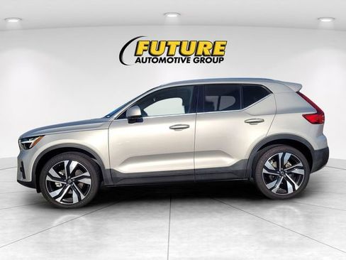 Used 2023 Volvo XC40 B5 Plus image 6