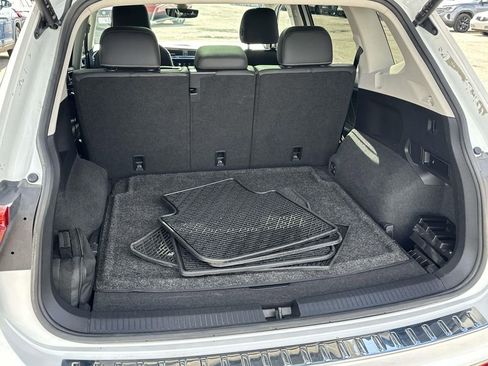 Used 2023 Volkswagen Tiguan SE w/ Panoramic Sunroof Package image 11