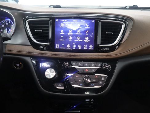 Used 2019 Chrysler Pacifica Limited w/ Tire & Wheel Group FWD image 32