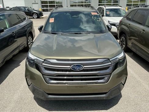 Used 2025 Subaru Forester Premium AWD/4WD image 2