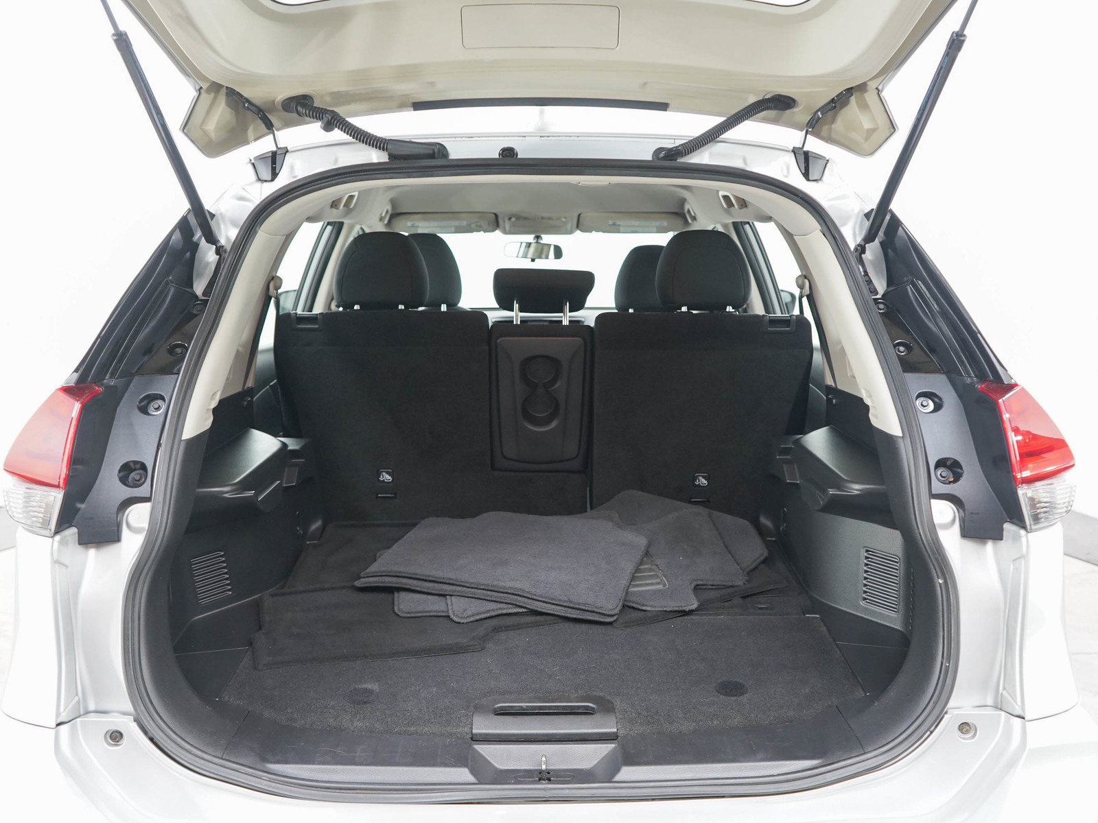Used 2017 Nissan Rogue S AWD/4WD image 16