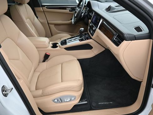 Certified 2024 Porsche Macan image 27