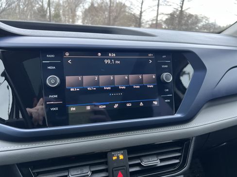 Used 2024 Volkswagen Taos SE image 17