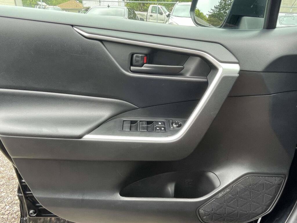 Used 2020 Toyota RAV4 LE AWD/4WD image 27