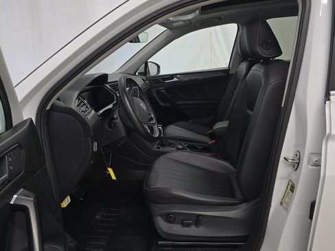 Used 2022 Volkswagen Tiguan SE w/ Panoramic Sunroof Package image 7