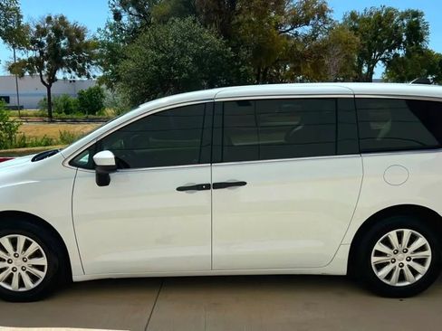 Used 2020 Chrysler Voyager L FWD image 9