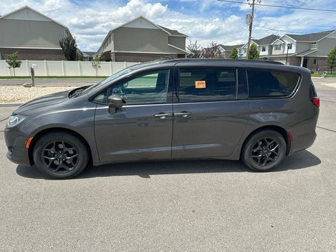 Used 2019 Chrysler Pacifica Touring-L Plus w/ S Appearance Package FWD image 5
