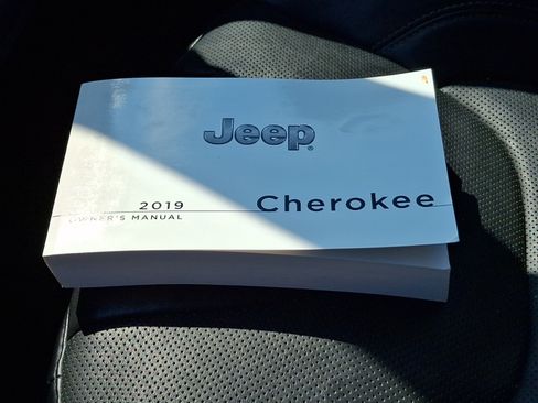 Used 2019 Jeep Cherokee Limited w/ Luxury Group AWD/4WD image 28