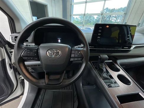 Used 2023 Toyota Sienna LE AWD/4WD image 13