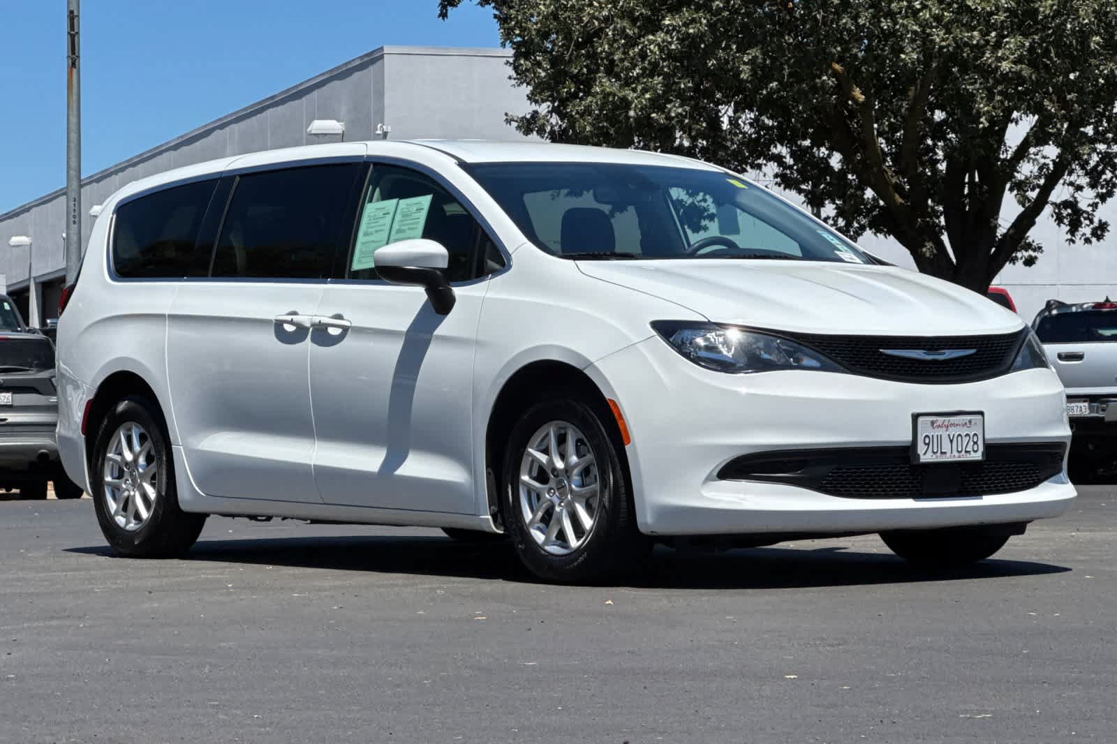 Used 2023 Chrysler Voyager LX FWD image 9