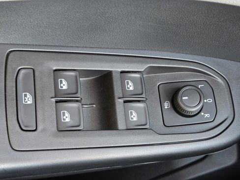 Used 2024 Volkswagen Taos SE image 18