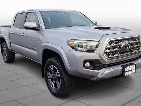Used 2017 Toyota Tacoma TRD Sport image 2