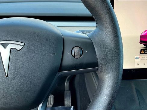 Used 2022 Tesla Model Y Long Range image 12