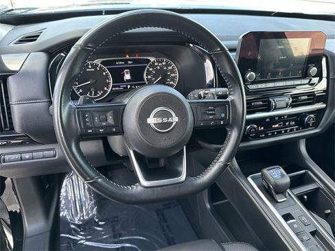 Used 2024 Nissan Pathfinder SV image 11