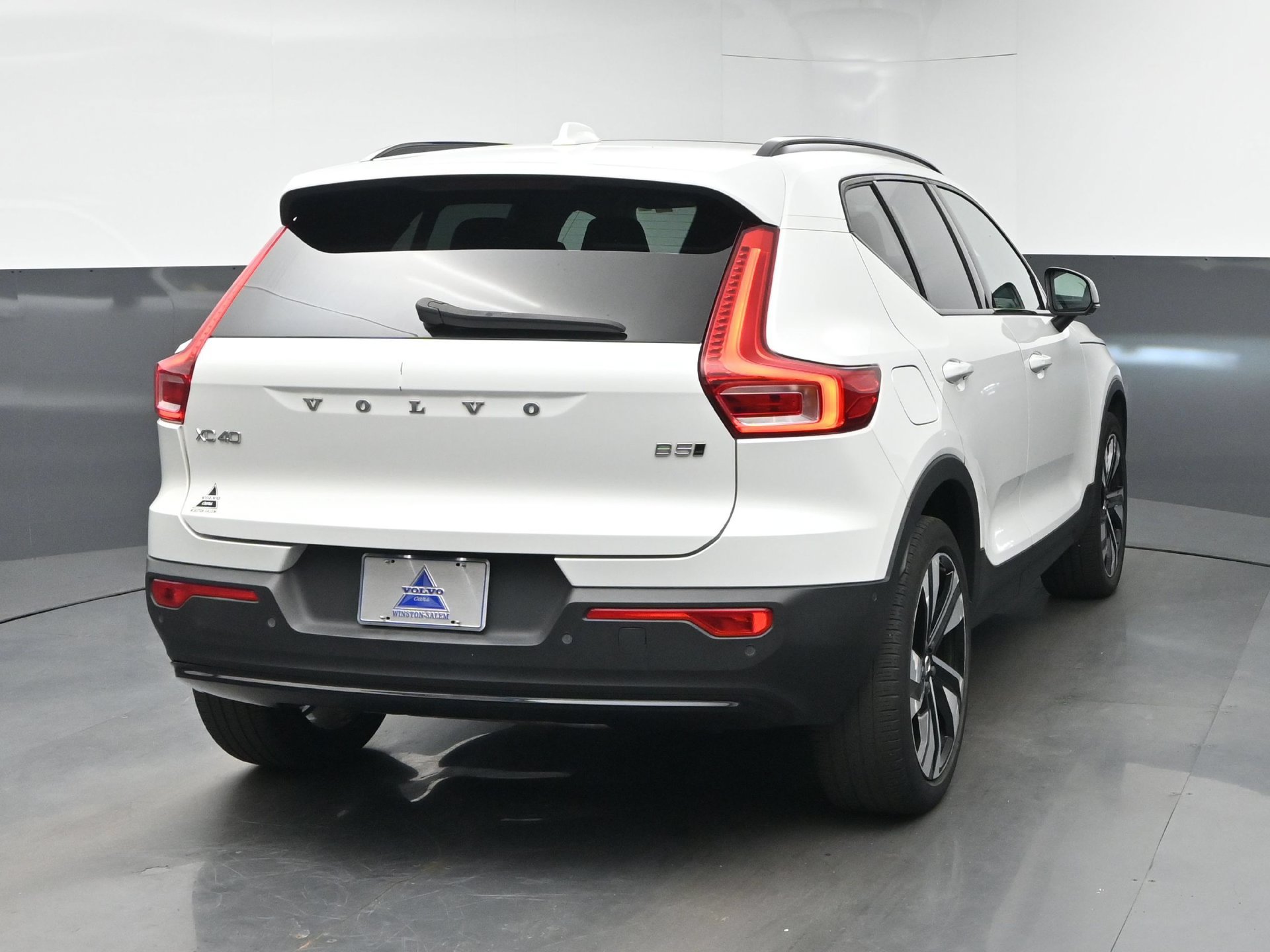 Used 2024 Volvo XC40 B5 Ultimate w/ Protection Package Premier AWD/4WD image 8