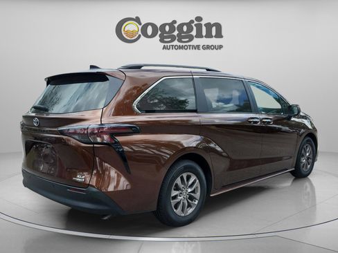 Used 2023 Toyota Sienna XLE FWD image 5