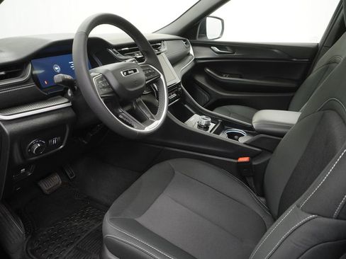 Certified 2025 Jeep Grand Cherokee Laredo X AWD/4WD image 17