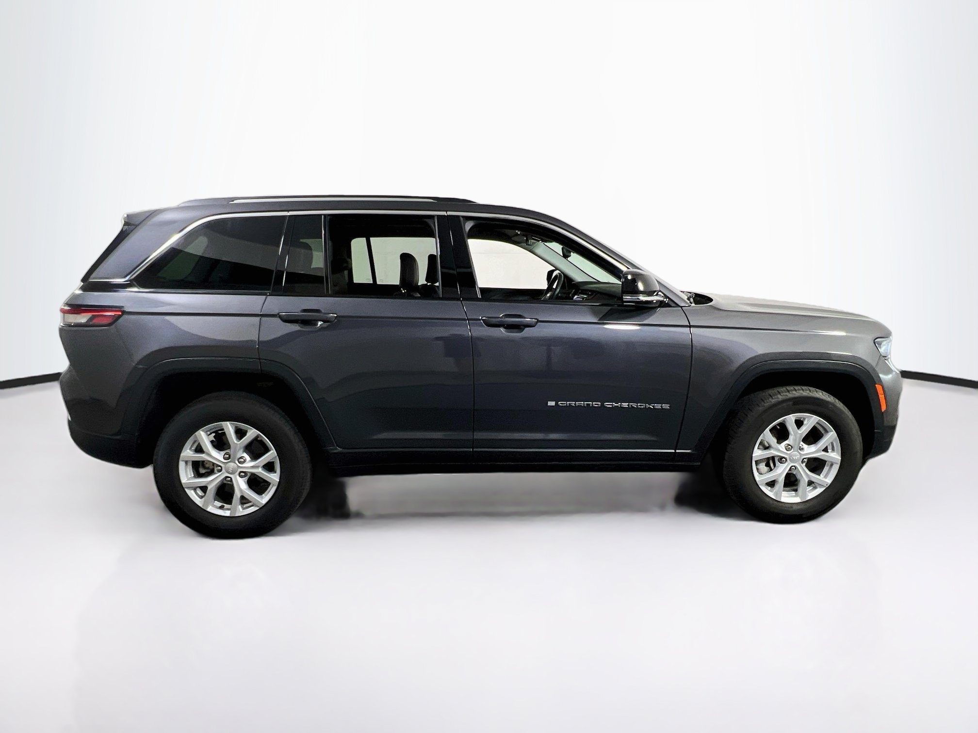 Used 2023 Jeep Grand Cherokee Limited AWD/4WD image 4