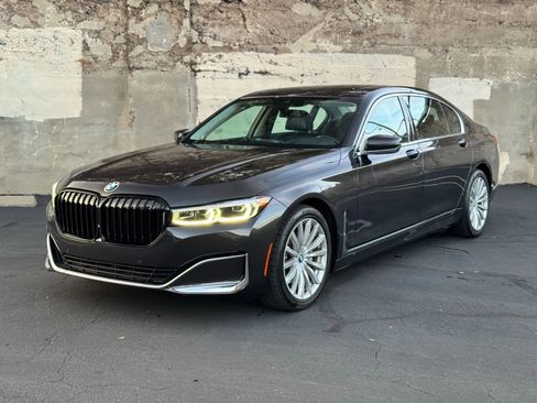 Used 2022 BMW 740i image 9