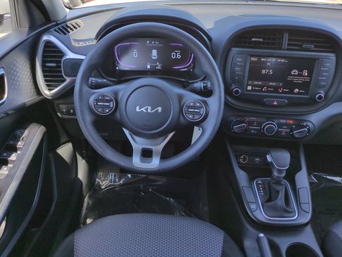 Used 2025 Kia Soul LX w/ LX Technology Package FWD image 16