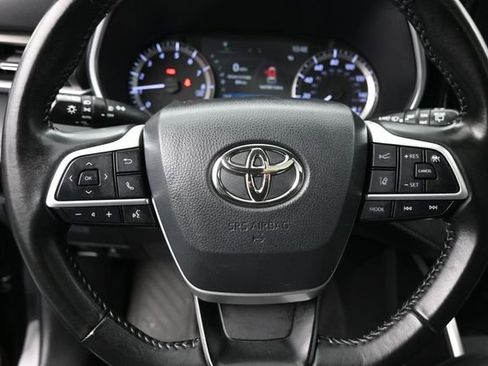 Used 2023 Toyota Highlander XLE AWD/4WD image 9