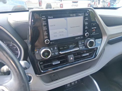 Used 2021 Toyota Highlander XLE AWD/4WD image 14