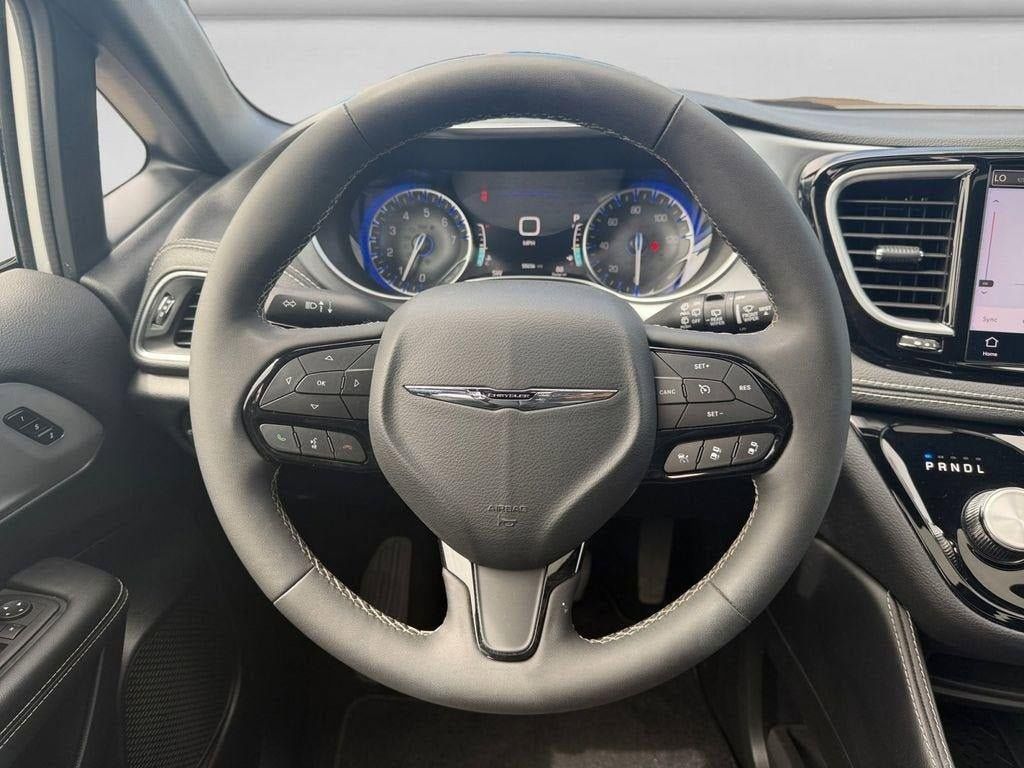 Used 2025 Chrysler Pacifica Limited FWD image 12