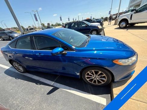 Used 2017 Ford Fusion SE w/ Fusion SE Technology Package FWD image 5