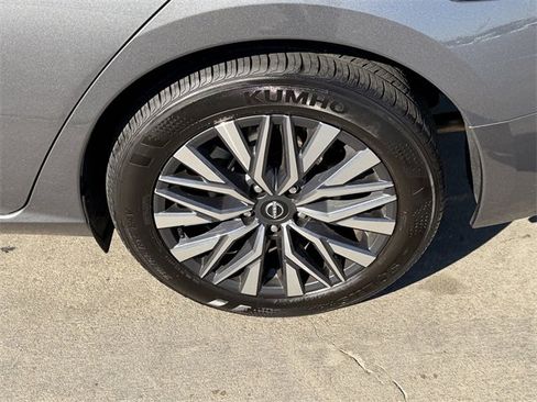 Used 2025 Nissan Altima 2.5 SV image 8