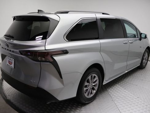 Certified 2025 Toyota Sienna XLE image 8